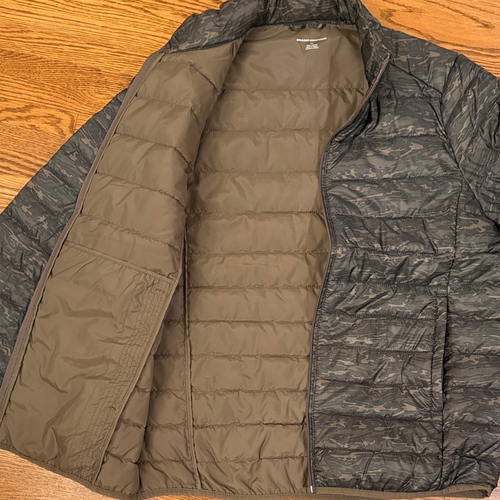 Amazon Essentials Men's Dark Patterned Puffer Jacket - Picture 6 of 7